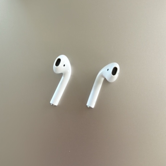 AirPods 1 with charging case (adult owned) - Picture 8 of 12